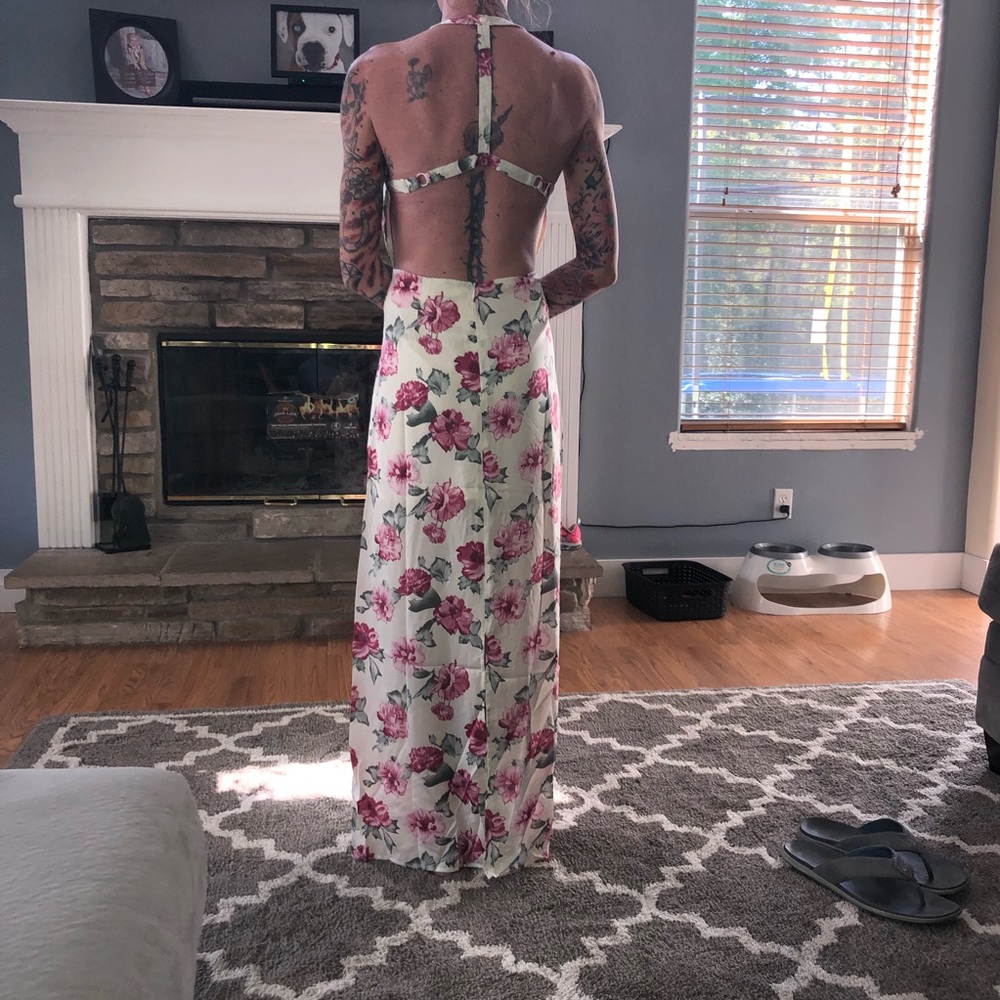 🌟 Backless Maxi Cream Floral Dress - Picture 8 of 8